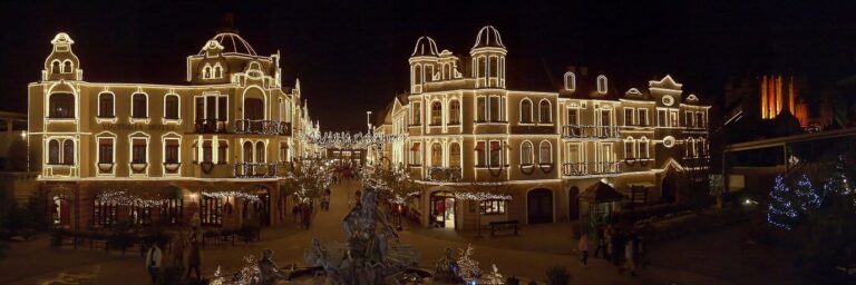 La rue principale du quartier Berlin, façades soulignées de guirlandes lumineuses, la nuit