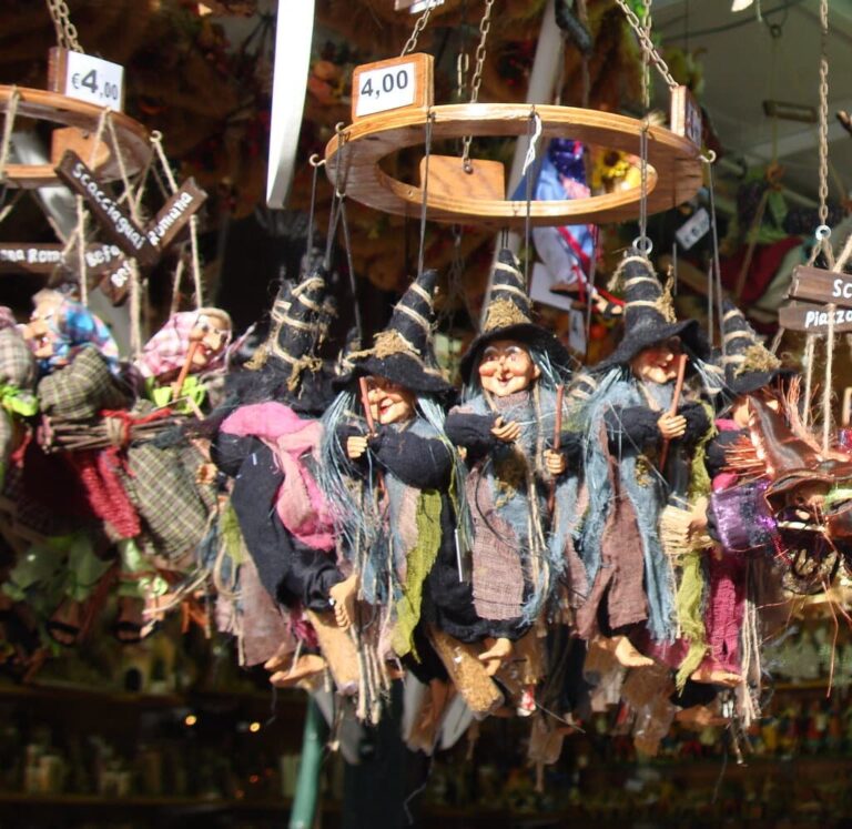 Poupées de Befana, la vieille sorcière de l’Épiphanie, suspendues à un stand du marché de la piazza Navona