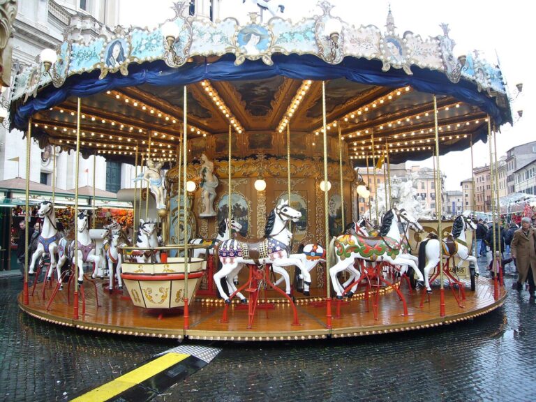 Le manège de chevaux de bois installé pour Noël sur la piazza Navona, pavés mouillés