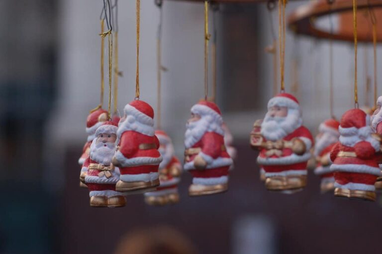 Petits pères Noël en céramique suspendus à un stand de la piazza Navona