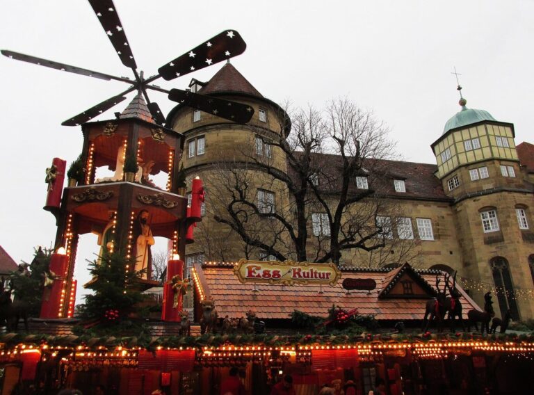 Pyramide de Noël en bois et chalet décoré au pied de la tour ronde du Vieux Château de Stuttgart