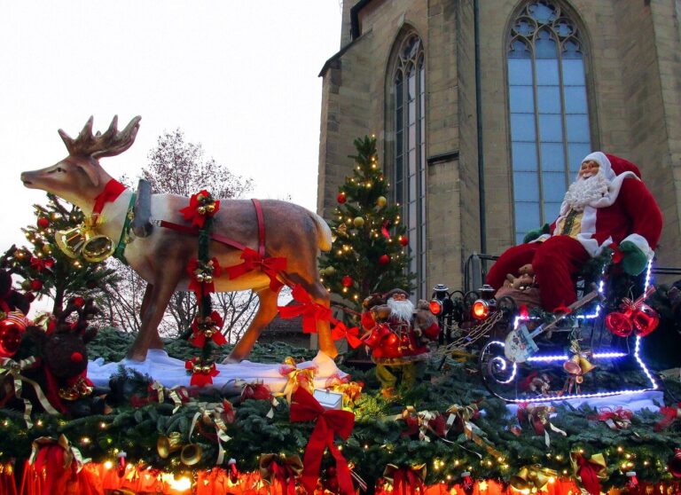 Renne et Père Noël dans son traîneau installés sur le toit décoré d’un chalet, au pied de la Stiftskirche de Stuttgart
