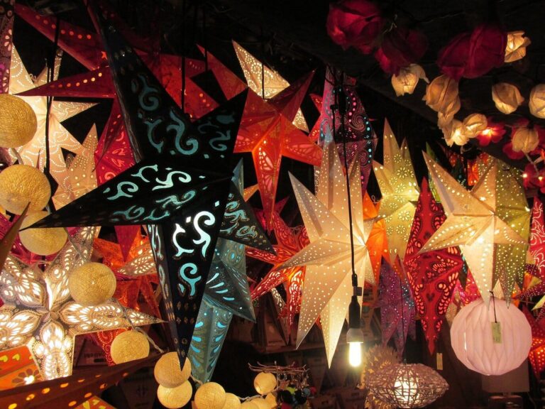 Étoiles et lanternes en papier lumineuses suspendues dans un chalet du marché de Noël de Stuttgart