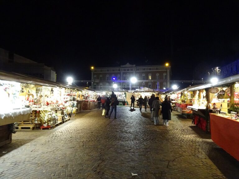 Allée de chalets éclairés du marché de Noël de Trente, la nuit