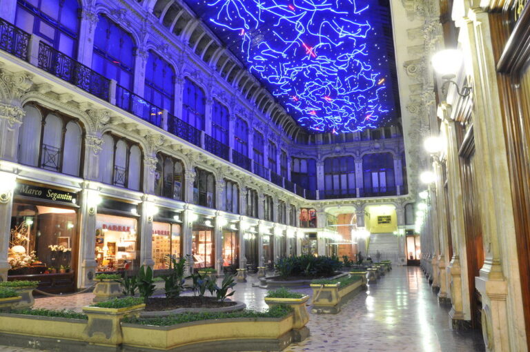 Installation lumineuse bleue au plafond de la Galleria Subalpina de Turin, la nuit