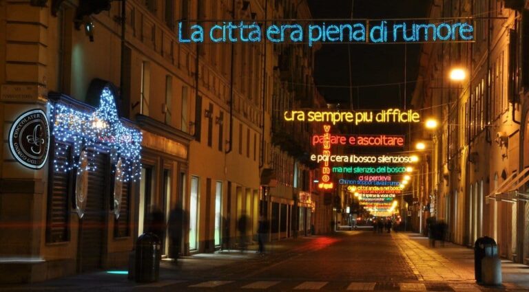Phrases écrites en lettres lumineuses suspendues au-dessus de la via Lagrange, la nuit