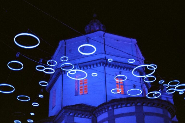 Anneaux de lumière bleue autour de l’église du Monte dei Cappuccini, la nuit