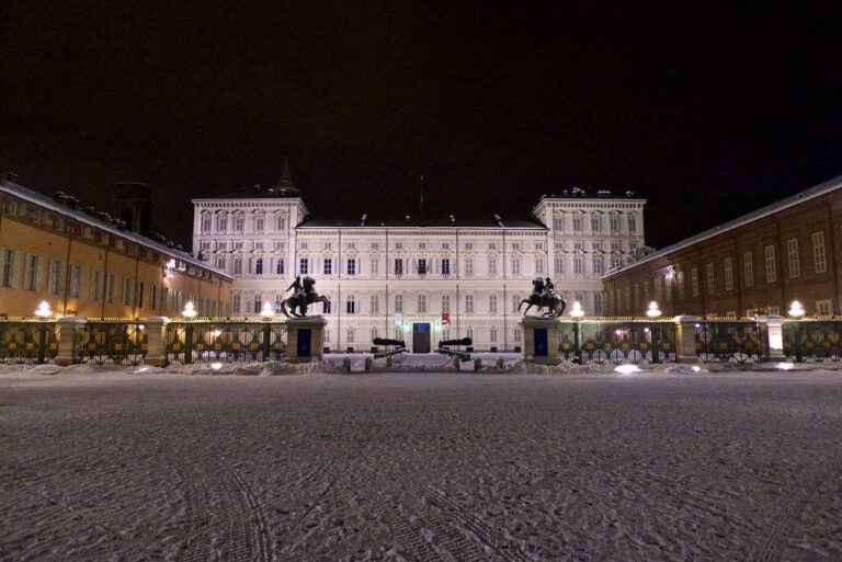 Le Palais royal de Turin au fond de la piazza Castello enneigée, la nuit