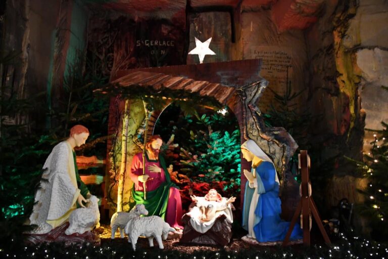 Grande crèche de Noël installée dans la Fluweelengrot de Valkenburg, sous une étoile, contre la paroi de marne