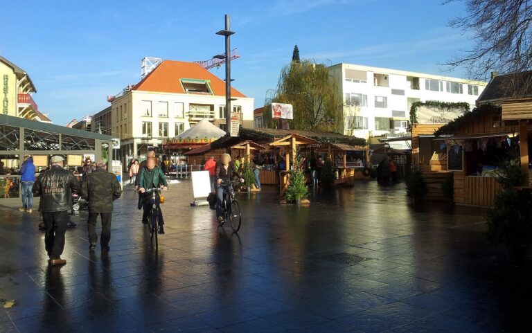 Chalets du marché de Noël en plein air sur le Theodoor Dorrenplein, au centre de Valkenburg