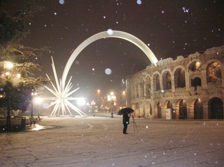 La Stella cometa et les Arènes de Vérone sous la neige qui tombe, la nuit