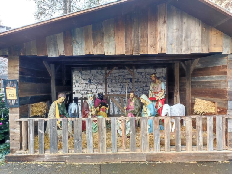 Crèche de Noël grandeur nature dans une étable en bois sur le Rathausplatz de Vienne