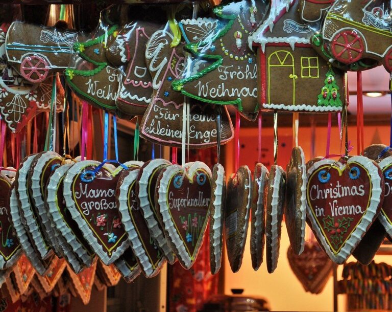 Cœurs et décorations en pain d’épices glacés suspendus à un chalet du marché du Rathausplatz, dont un « Christmas in Vienna »