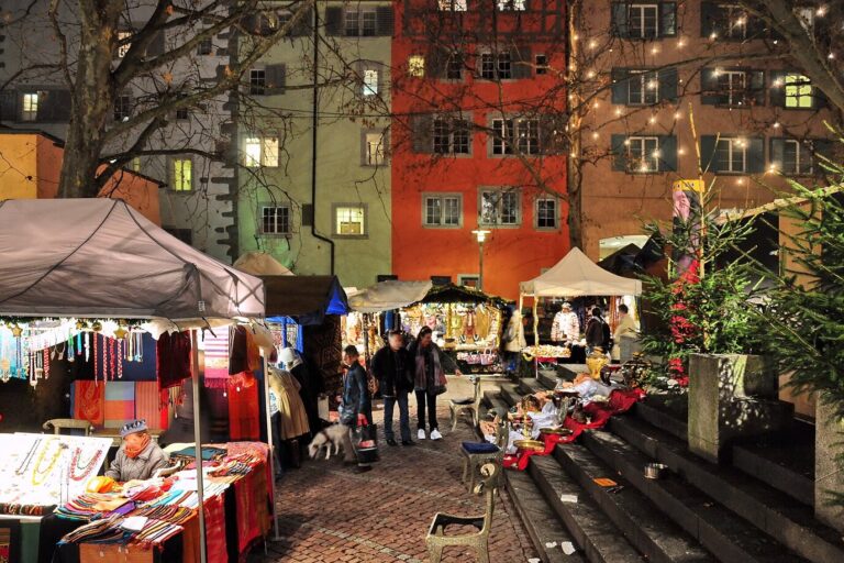 Stands et tentes du marché de Noël du Dörfli, place du Rosenhof dans le quartier du Niederdorf à Zurich