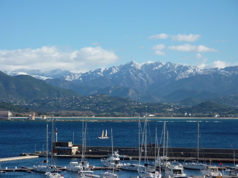 Le port de plaisance d’Ajaccio et les montagnes enneigées de l’arrière-pays de l’autre côté du golfe, en décembre