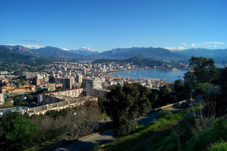 Vue plongeante sur Ajaccio, son port et son golfe, avec des sommets enneigés à l’horizon, en janvier