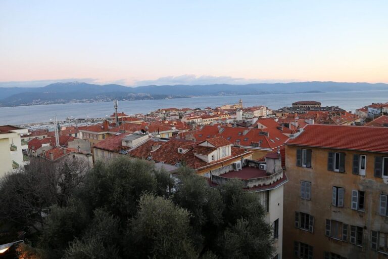 Les toits de tuiles rouges d’Ajaccio et le golfe au crépuscule, un soir de janvier