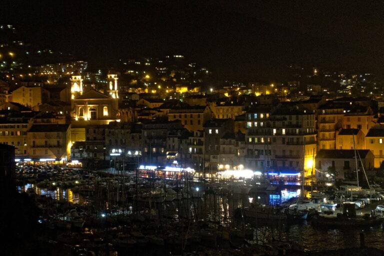 Le vieux port de Bastia la nuit, les quais illuminés au pied des façades de la vieille ville et de l’église Saint-Jean-Baptiste, en novembre