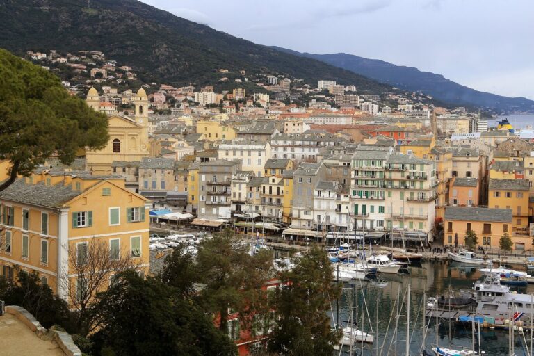 Le vieux port de Bastia, ses voiliers et les façades de la vieille ville, vus de la citadelle sous un ciel d’hiver