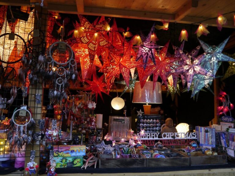 Étoiles en papier lumineuses et décorations suspendues dans un stand du marché de Noël de Berne, la nuit