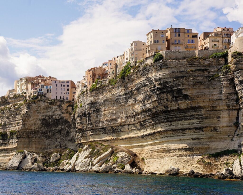 La Haute-Ville de Bonifacio perchée au bord des falaises calcaires, vue depuis la mer un jour de février