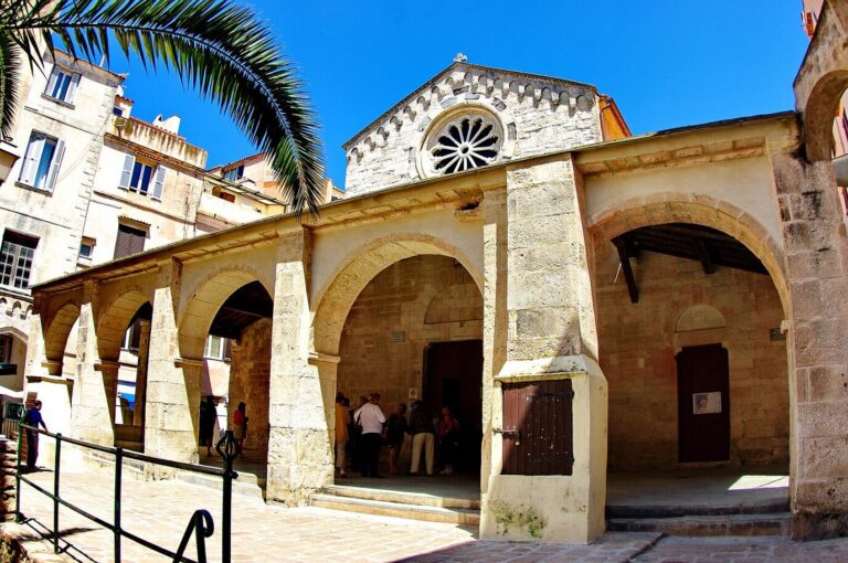 La loggia à arcades de pierre devant l’église Sainte-Marie-Majeure, au cœur de la Haute-Ville de Bonifacio