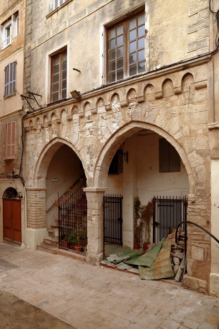 Une maison ancienne à arcades près de l’église Sainte-Marie-Majeure, dans une ruelle de la Haute-Ville, en janvier