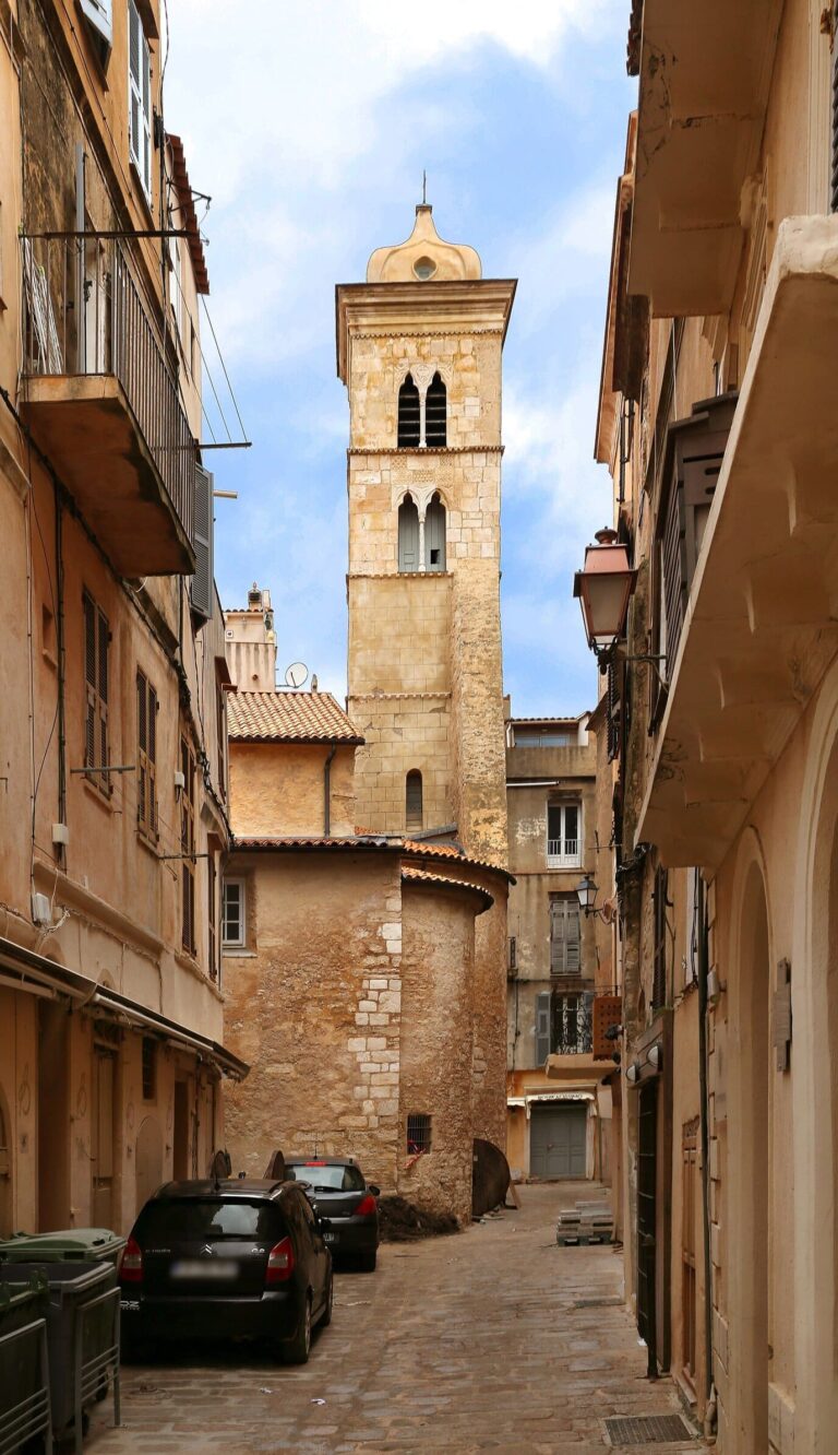 Une ruelle étroite de la Haute-Ville de Bonifacio menant au campanile de l’église Sainte-Marie-Majeure, en janvier