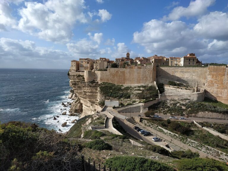 La citadelle de Bonifacio et ses remparts au-dessus de la mer, vus depuis le plateau en novembre