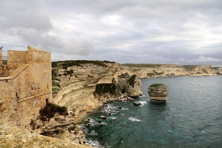 Les falaises blanches et le rocher du Grain de Sable vus depuis la place Manichella, dans la Haute-Ville, en janvier