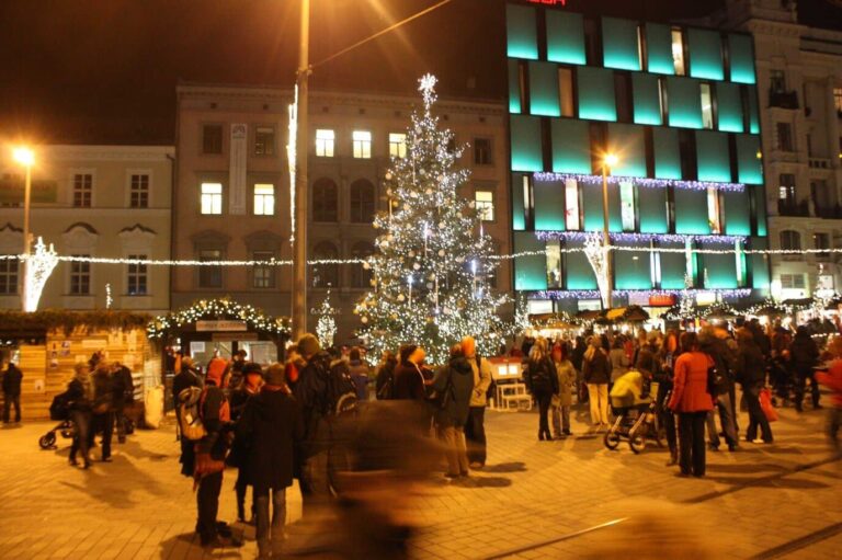 Le marché de Noël de la place Svobody à Brno le soir, avec son sapin illuminé et les façades éclairées