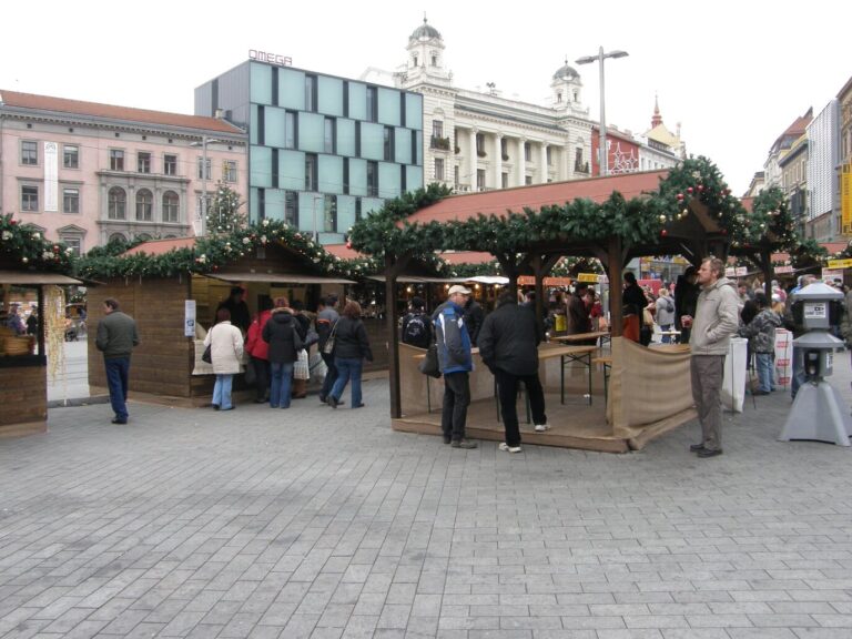 Chalets en bois du marché de Noël de la place Svobody à Brno, en journée