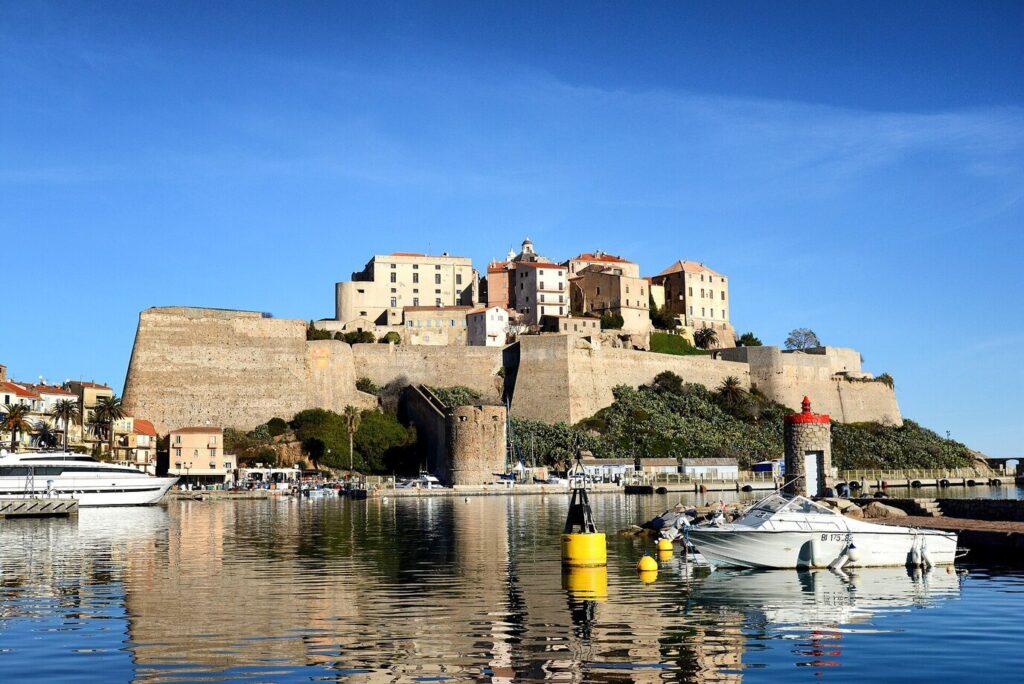 La citadelle de Calvi au-dessus du port de plaisance, dans la lumière du matin du 1er janvier