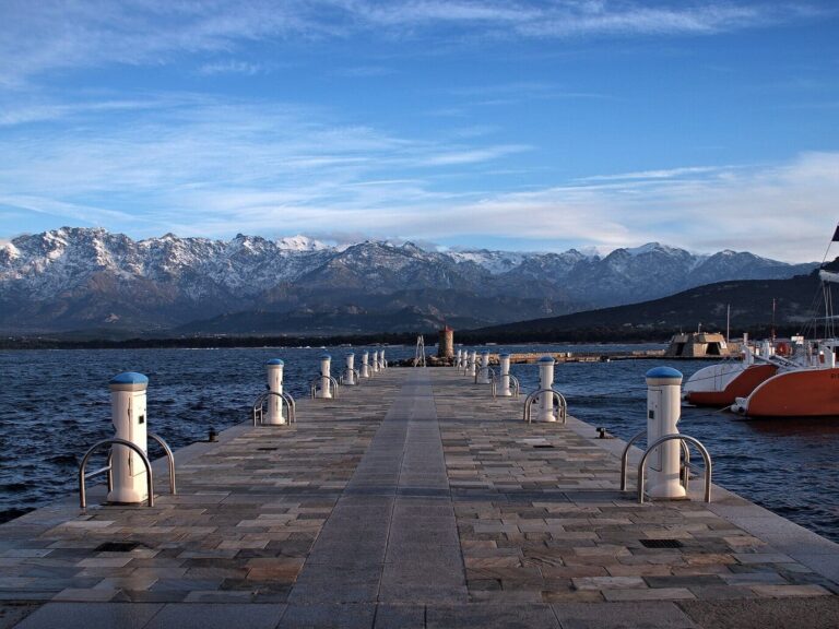 Le quai d’honneur du port de Calvi face aux montagnes enneigées de la Balagne, en janvier