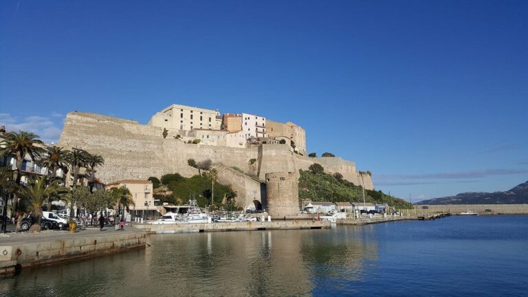La citadelle de Calvi et ses remparts au bord de l’eau, vus depuis le port, un jour de décembre