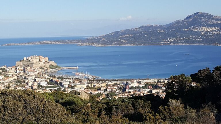 La baie de Calvi, la ville basse et la citadelle vues depuis les hauteurs, en décembre