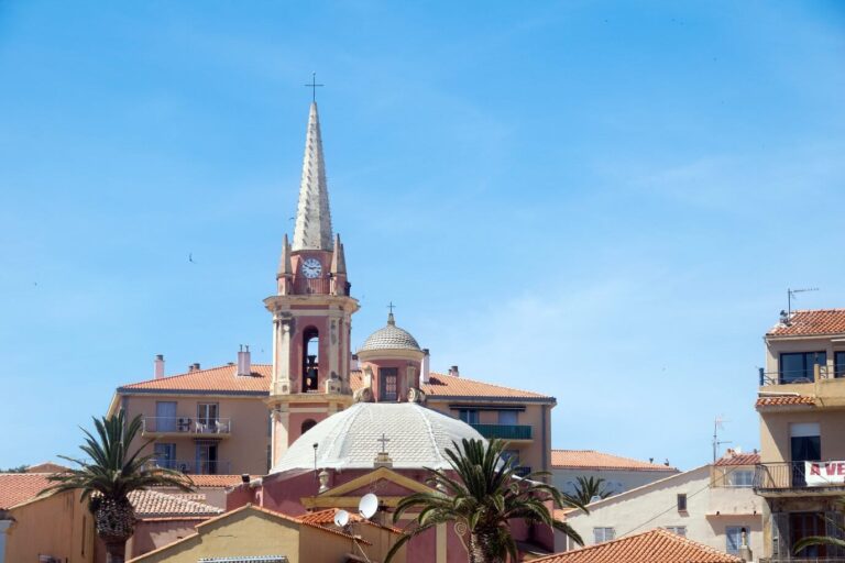 Le clocher et la coupole de l’église Sainte-Marie-Majeure au-dessus des toits de la ville basse de Calvi