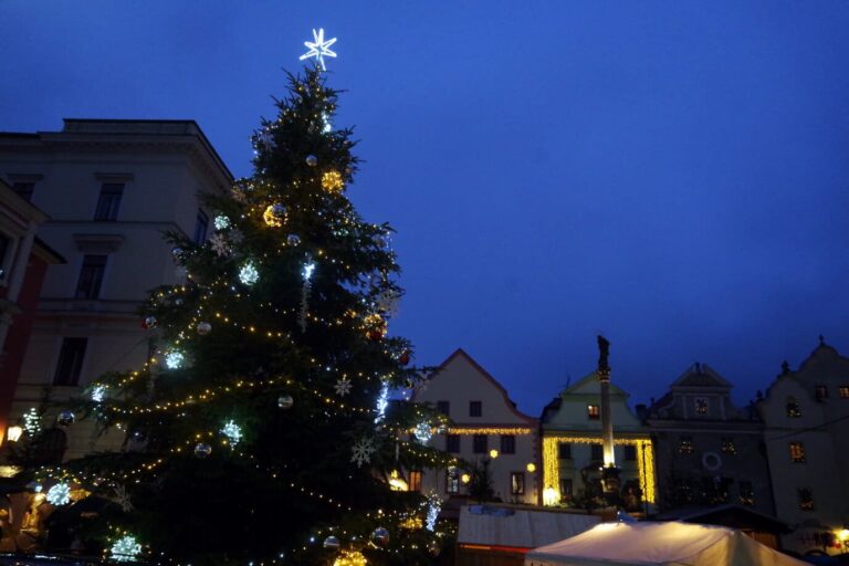 Le sapin illuminé de la place Svornosti à Český Krumlov et les maisons à pignons de la place, à l’heure bleue