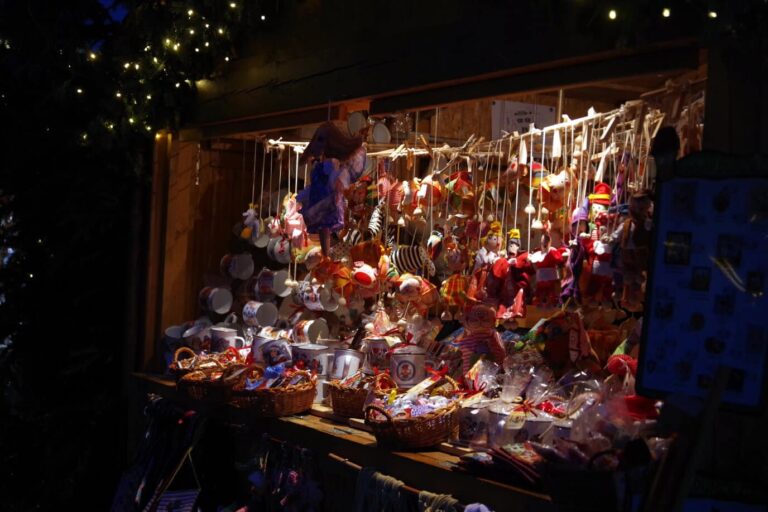 Chalet du marché de Noël de Český Krumlov garni de décorations suspendues, le soir