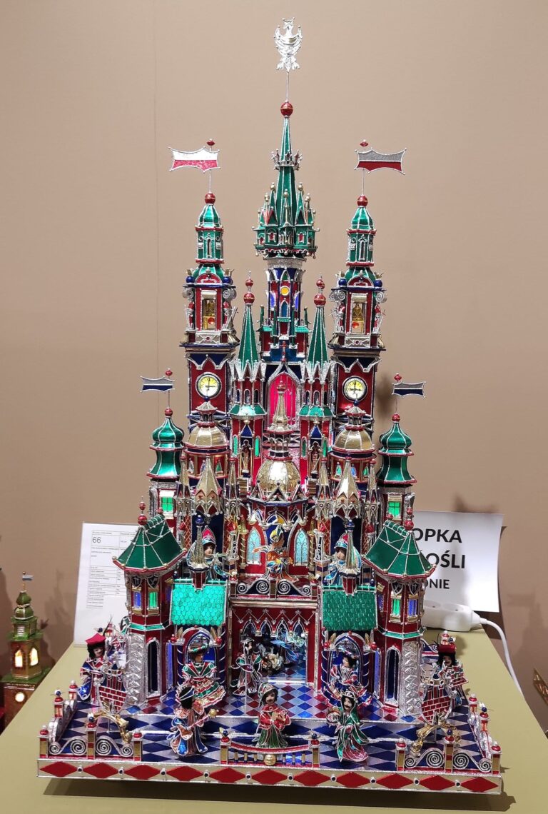 Une szopka krakowska, crèche en forme de palais aux tours colorées, primée au concours de 2024