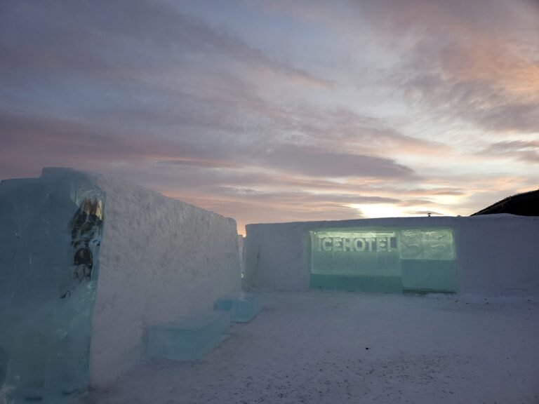 Les murs de neige et de glace de l’Icehotel sous un ciel de coucher de soleil