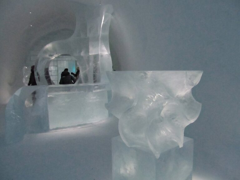 Des sculptures de glace claire dans l’espace d’accueil de l’Icehotel