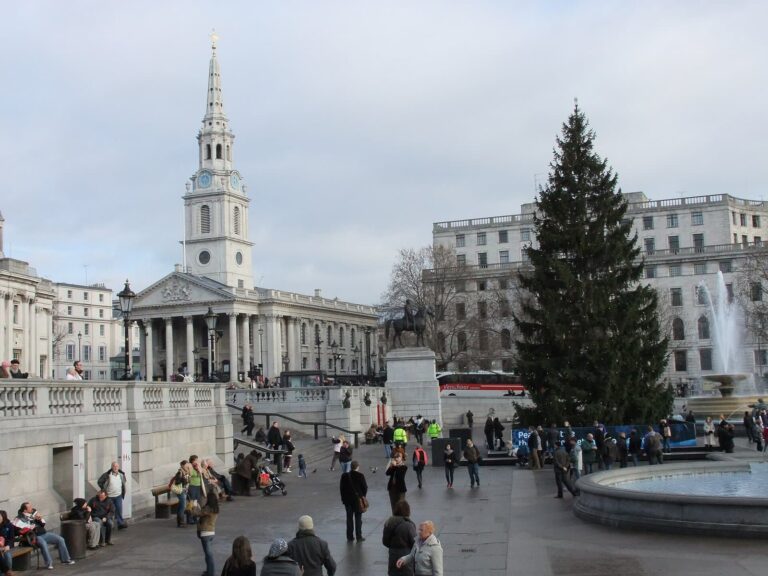 Le sapin de Noël de Trafalgar Square devant l’église Saint-Martin-in-the-Fields, avec la fontaine au premier plan