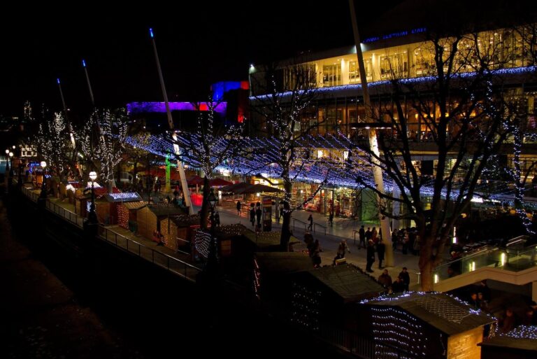 Les chalets du marché de Noël de Southbank et les arbres illuminés devant le Royal Festival Hall, de nuit, sur la rive de la Tamise