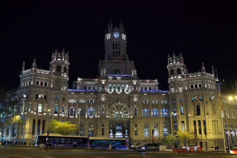 Le palais de Cibeles, hôtel de ville de Madrid, éclairé pour Noël, de nuit