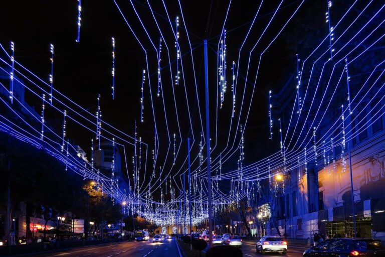 Les illuminations de Noël bleues tendues au-dessus de la calle de Alcalá, de nuit