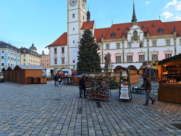 Le sapin de Noël et les premiers chalets devant l’hôtel de ville d’Olomouc, sur la place Horní, en journée