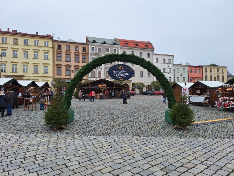L’arche de sapin « Vánoční Olomouc » à l’entrée du marché de Noël, devant les maisons colorées de la place, en décembre