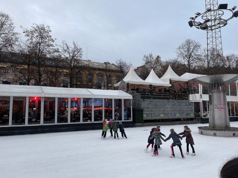 La patinoire de Spikersuppa en novembre, avec ses tentes blanches et ses patineurs, sous un ciel gris