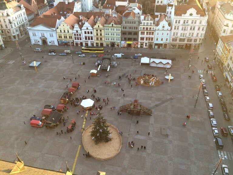 La place de la République de Plzeň vue de la tour de la cathédrale le 26 décembre, avec le sapin, la crèche et quelques chalets